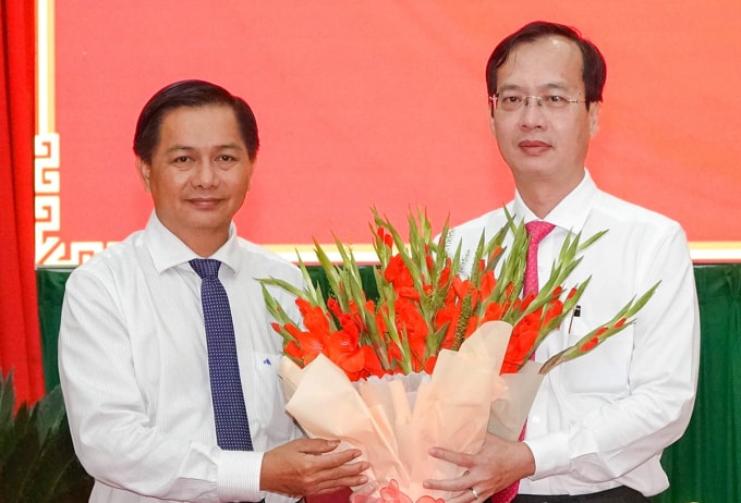 Bí thư tỉnh ủy Vĩnh Long Trần Văn Lâu tặng hoa chúc mừng ông Trần Trí Quang. Ảnh: An Bình