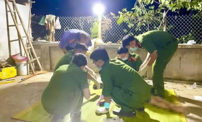 Công an khám nghiệm hiện trường điều tra vụ án. Ảnh: Lam Sơn