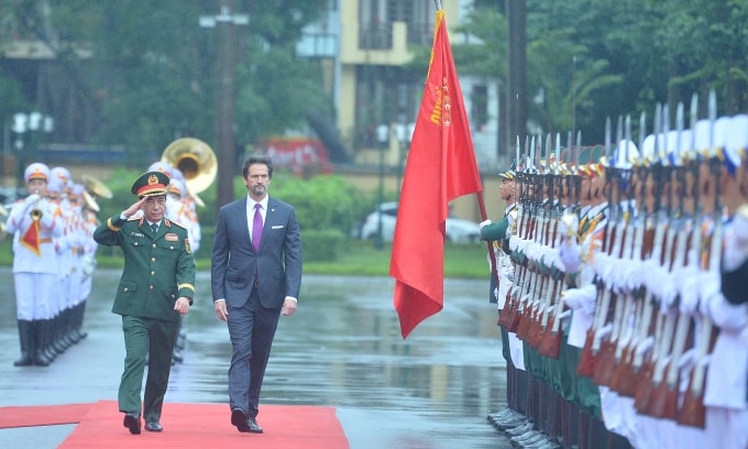 Đại tướng Phan Văn Giang, Bộ trưởng Quốc phòng chủ trì lễ đón Phó thủ tướng, Bộ trưởng Quốc phòng Slovakia Robert Kalinak. Ảnh: Hoàng Phong