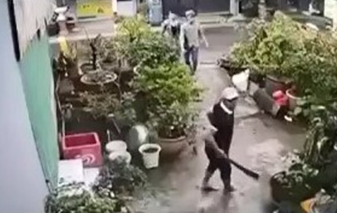 Nhóm thanh niên cầm hung khí chém gục hai cậu cháu. Ảnh: Cắt từ Camera an ninh