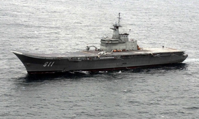 HTMS Chakri Naruebet diễn tập ở Vịnh Thái Lan hồi năm 2001. Ảnh: Wikipedia