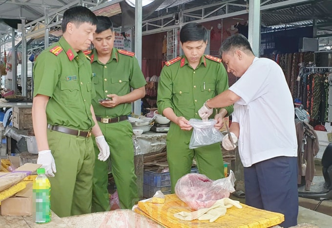 Đoàn kiểm tra lấy mẫu thịt lợn tại chợ Vĩnh Viễn để giám định, ngày 15/10. Ảnh: Công an Cần Thơ