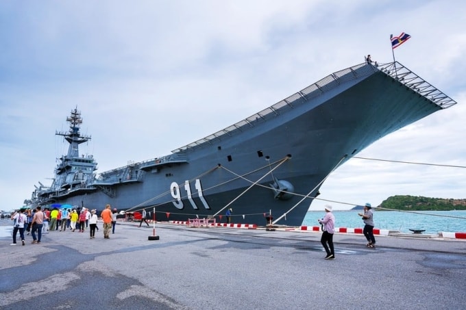 Người dân Thái Lan tham quan tàu sân bay HTMS Chakri Naruebet tại căn cứ hải quân Sattahip. Ảnh: Tổng cục Du lịch Thái Lan