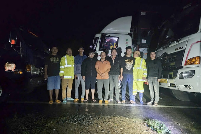 Những tài xế mắc kẹt được CSGT tiếp cận hỗ trợ. Ảnh: CSGT Công an Lâm Đồng cung cấp