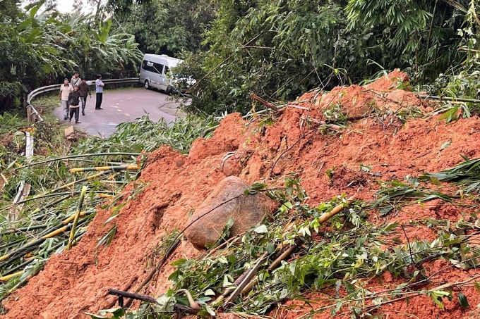 Một xe du lịch với 5 người đàn ông mắc kẹt giữa điểm sạt lở. Ảnh: CSGT Công an Lâm Đồng cung cấp.