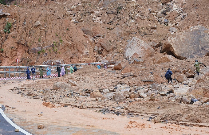 Một điểm sạt lở trên đèo Khánh Lê, xã Nam Khánh Vĩnh. Ảnh: Bùi Toàn