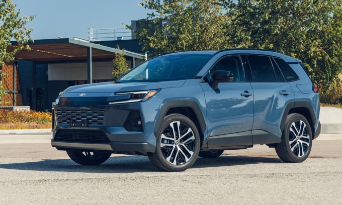 Toyota RAV4 thế hệ mới ra mắt trong năm 2027, tức sau 7 năm so với thế hệ trước. Ảnh: Car and Driver