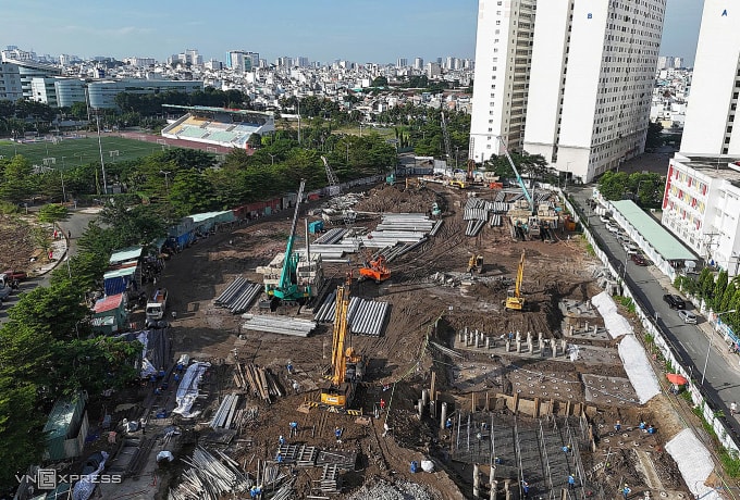 Máy móc, thiết bị được nhà thầu huy động đến công trường thi công, ngày 18/11. Ảnh: Giang Anh