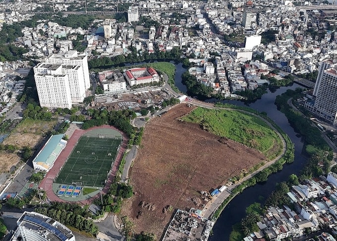 Rạch Xuyên Tâm đoạn qua quận Bình Thạnh nhìn từ trên cao, ngày 18/11. Ảnh: Giang Anh