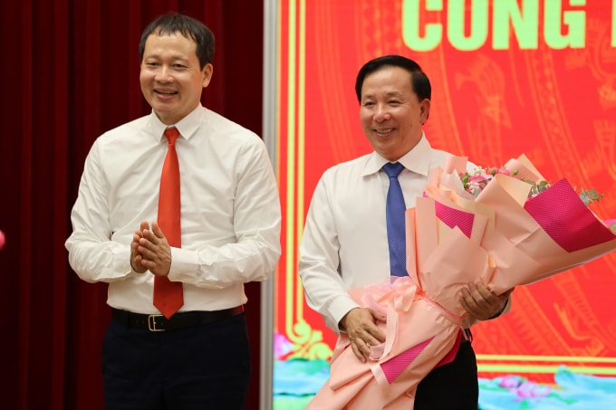 Bí thư Tỉnh ủy Đồng Nai Vũ Hồng Văn (trái) tặng hoa chúc mừng tân Chủ tịch UBND tỉnh Nguyễn Văn Út. Ảnh: Phước Tuấn