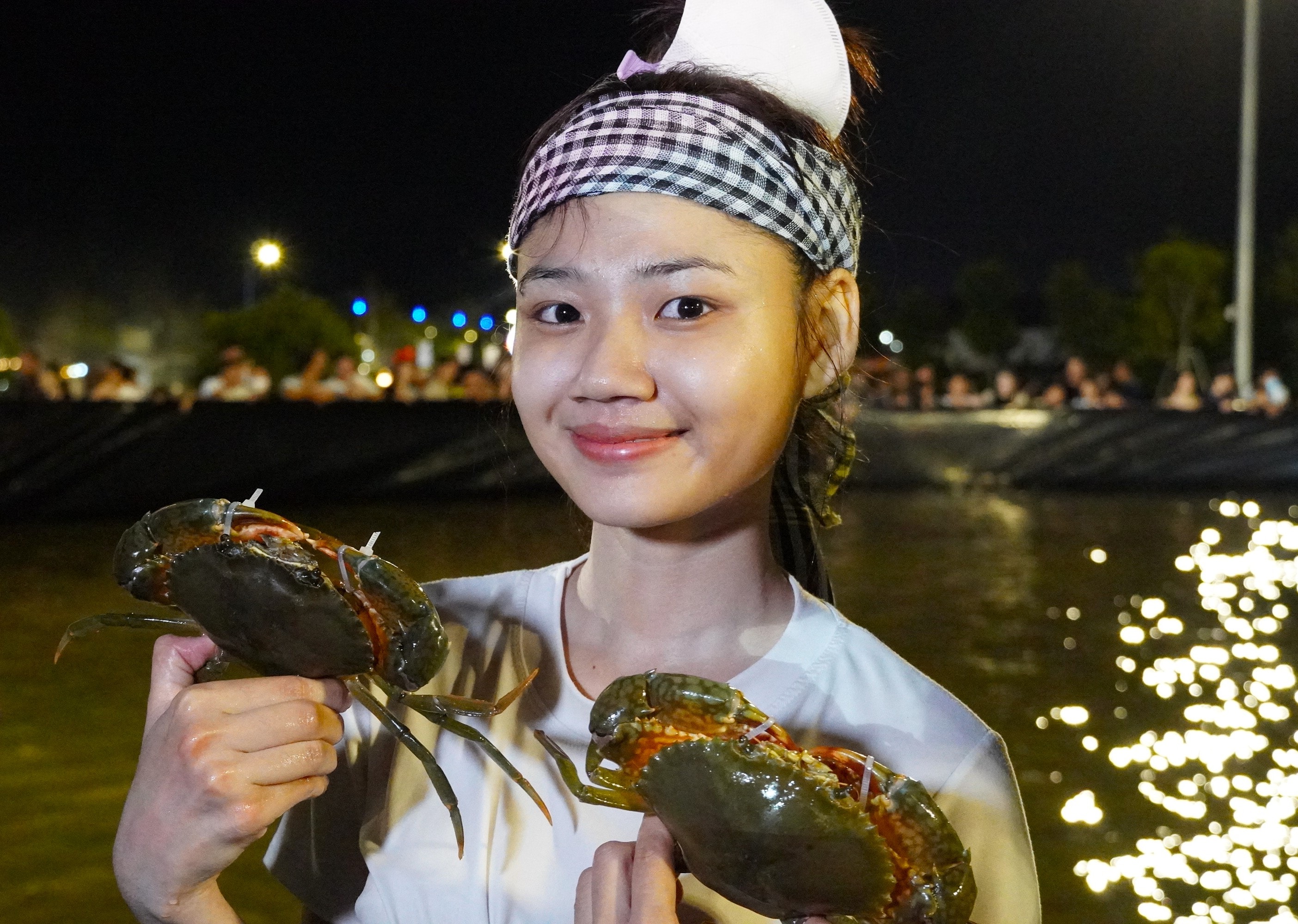 Du khách hào hứng thi mò cua nhanh nhất