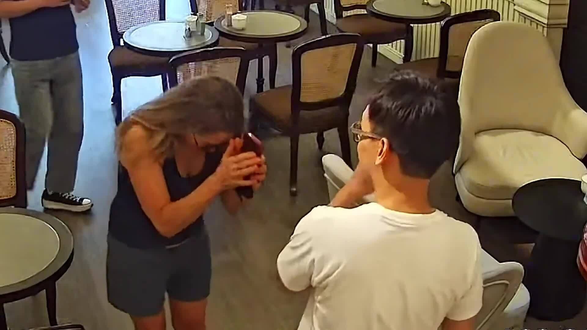 Khách Tây lạy chủ quán Hà Nội vì đồ ăn ngon