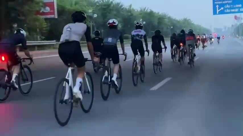 Bị chặn xe dọa nạt khi quay nhóm đạp xe sai làn