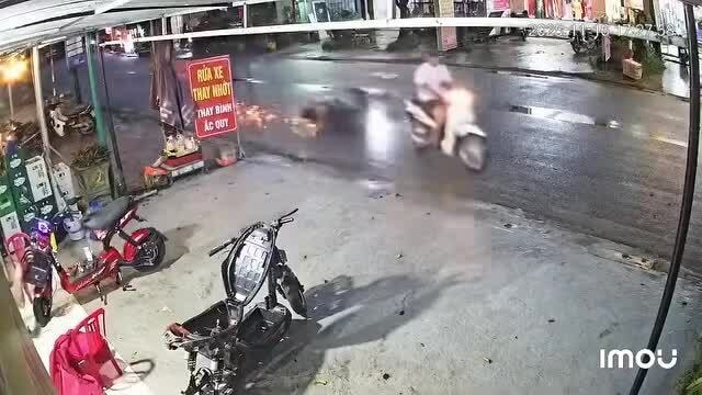 Chở em bé phía trước người đàn ông đi xe máy tự ngã ra đường