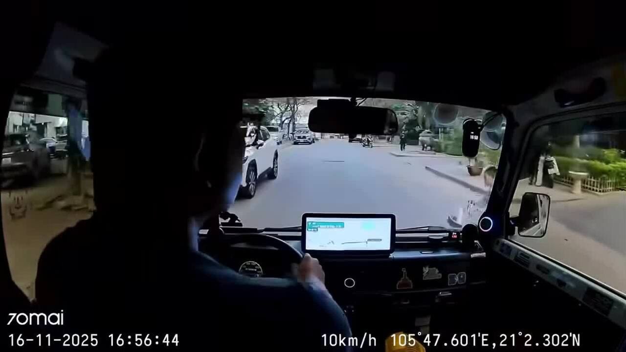 Em bé khoảng 3 tuổi lao xe đạp vào đầu ôtô