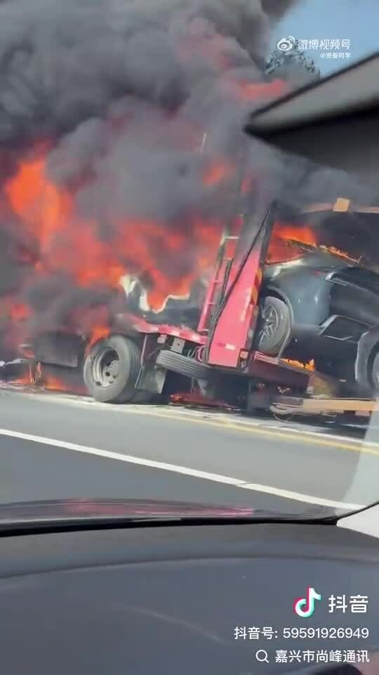 Loạt xe Tesla mới bốc cháy trên đường vận chuyển