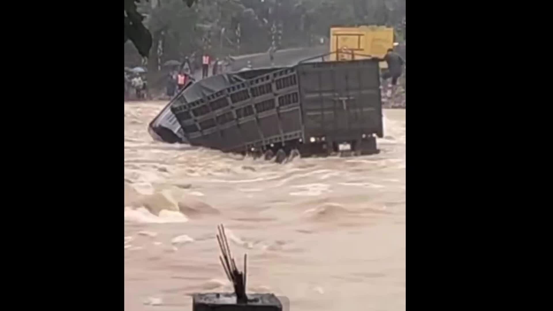 Hàng trăm người tìm kiếm tài xế xe đầu kéo bị lũ cuốn