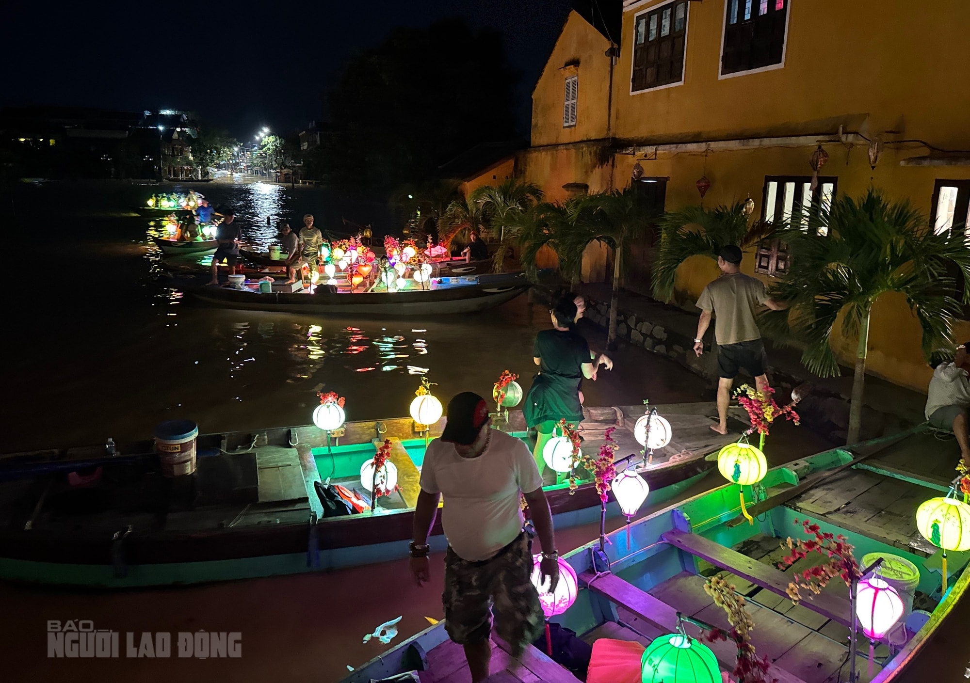 Khách Tây hào hứng trải nghiệm tour ngắm nước lụt ở phố cổ Hội An - Ảnh 6.