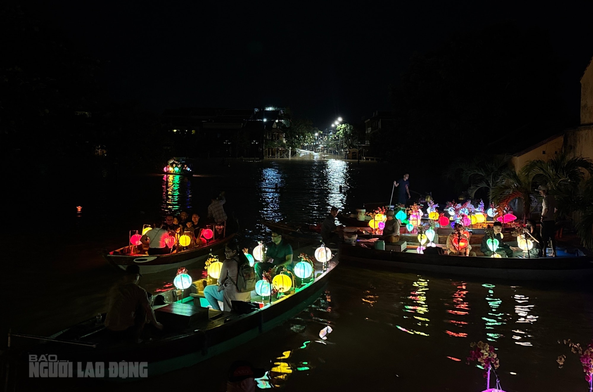 Khách Tây hào hứng trải nghiệm tour ngắm nước lụt ở phố cổ Hội An - Ảnh 7.