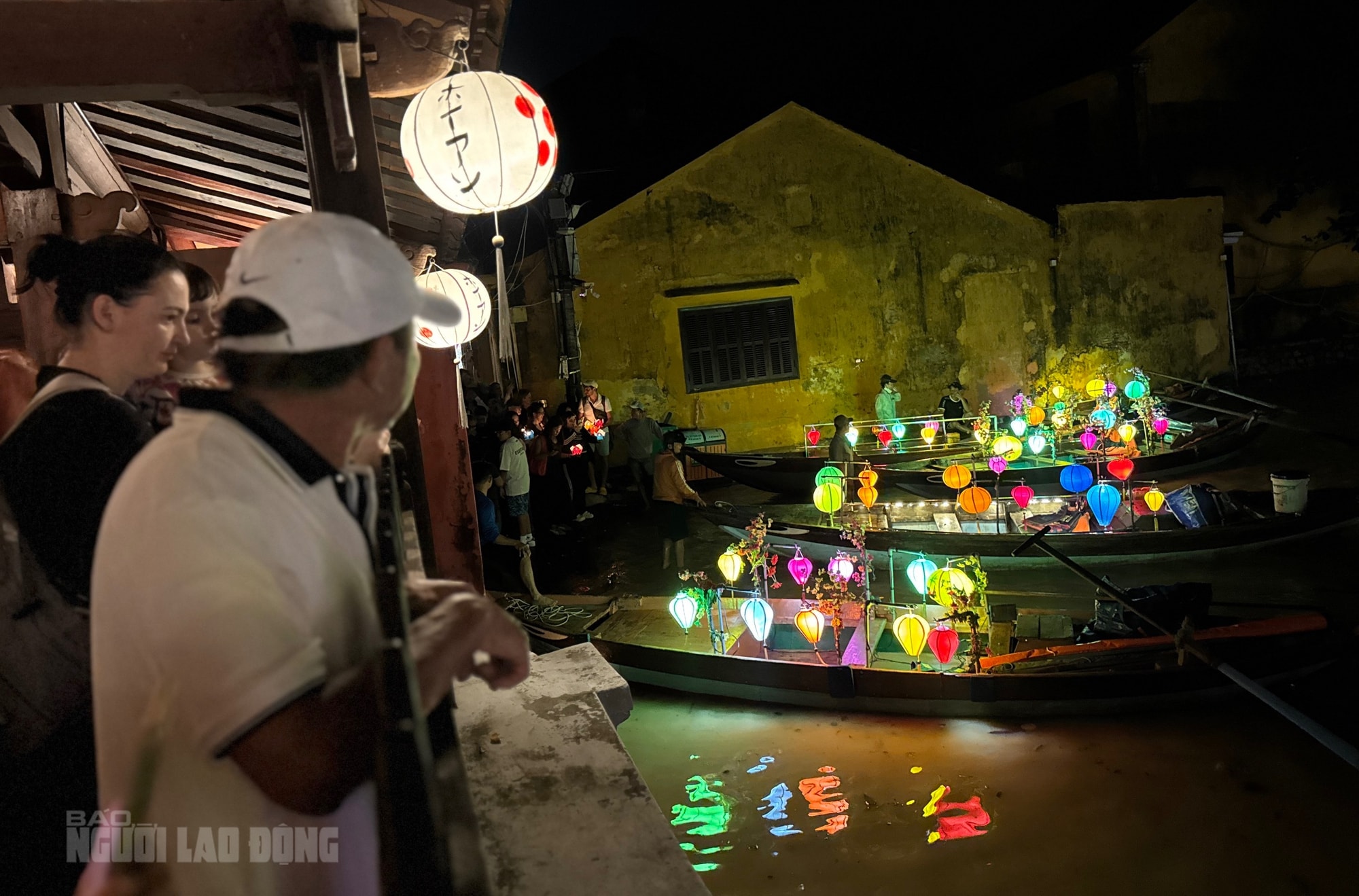 Khách Tây hào hứng trải nghiệm tour ngắm nước lụt ở phố cổ Hội An - Ảnh 8.