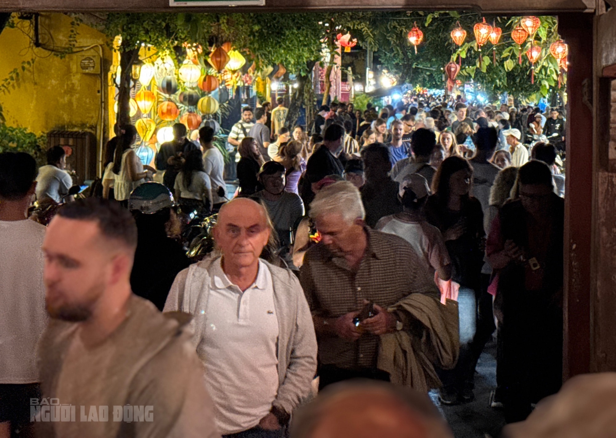 Khách Tây hào hứng trải nghiệm tour ngắm nước lụt ở phố cổ Hội An - Ảnh 9.