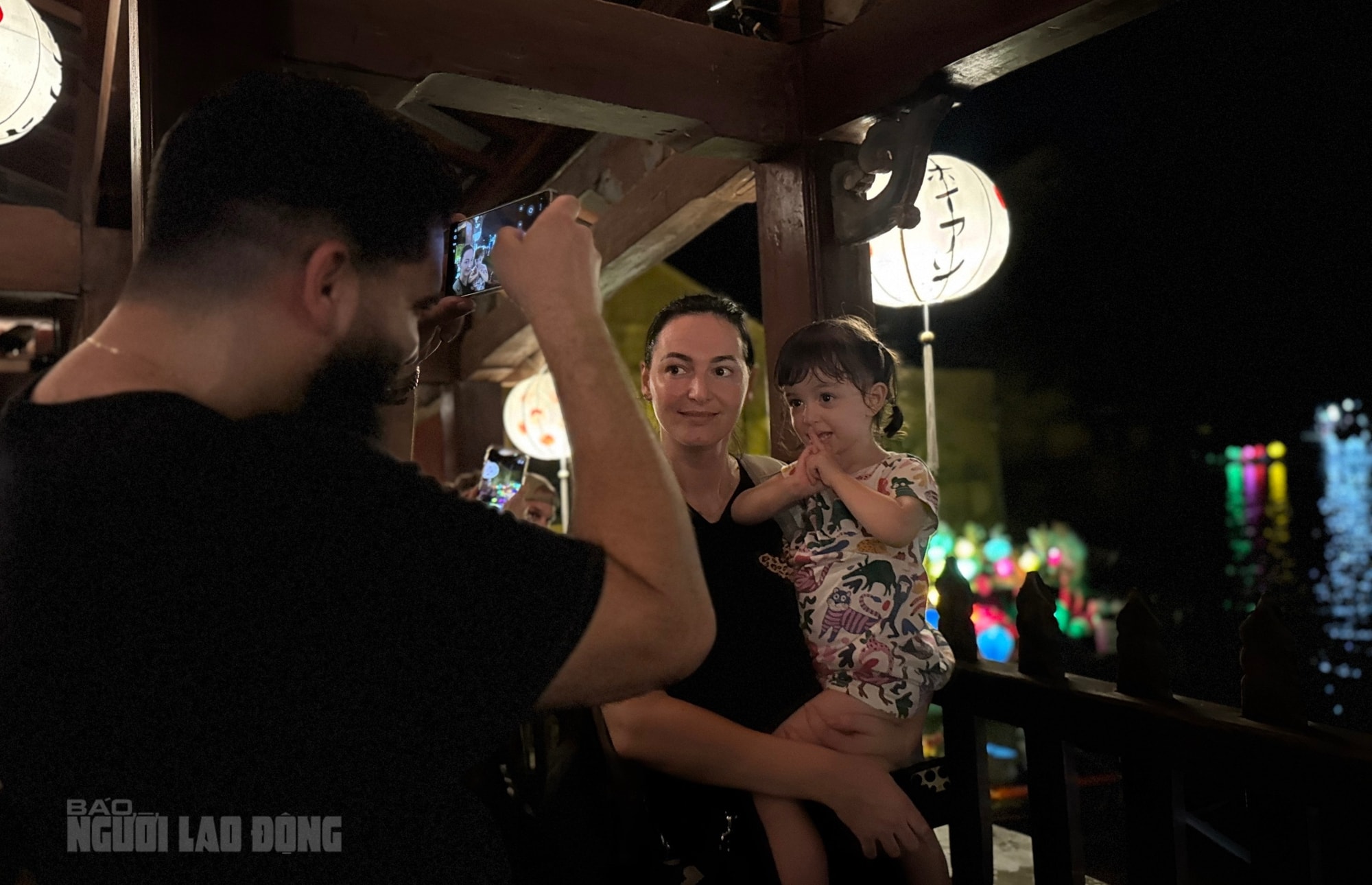 Khách Tây hào hứng trải nghiệm tour ngắm nước lụt ở phố cổ Hội An - Ảnh 10.