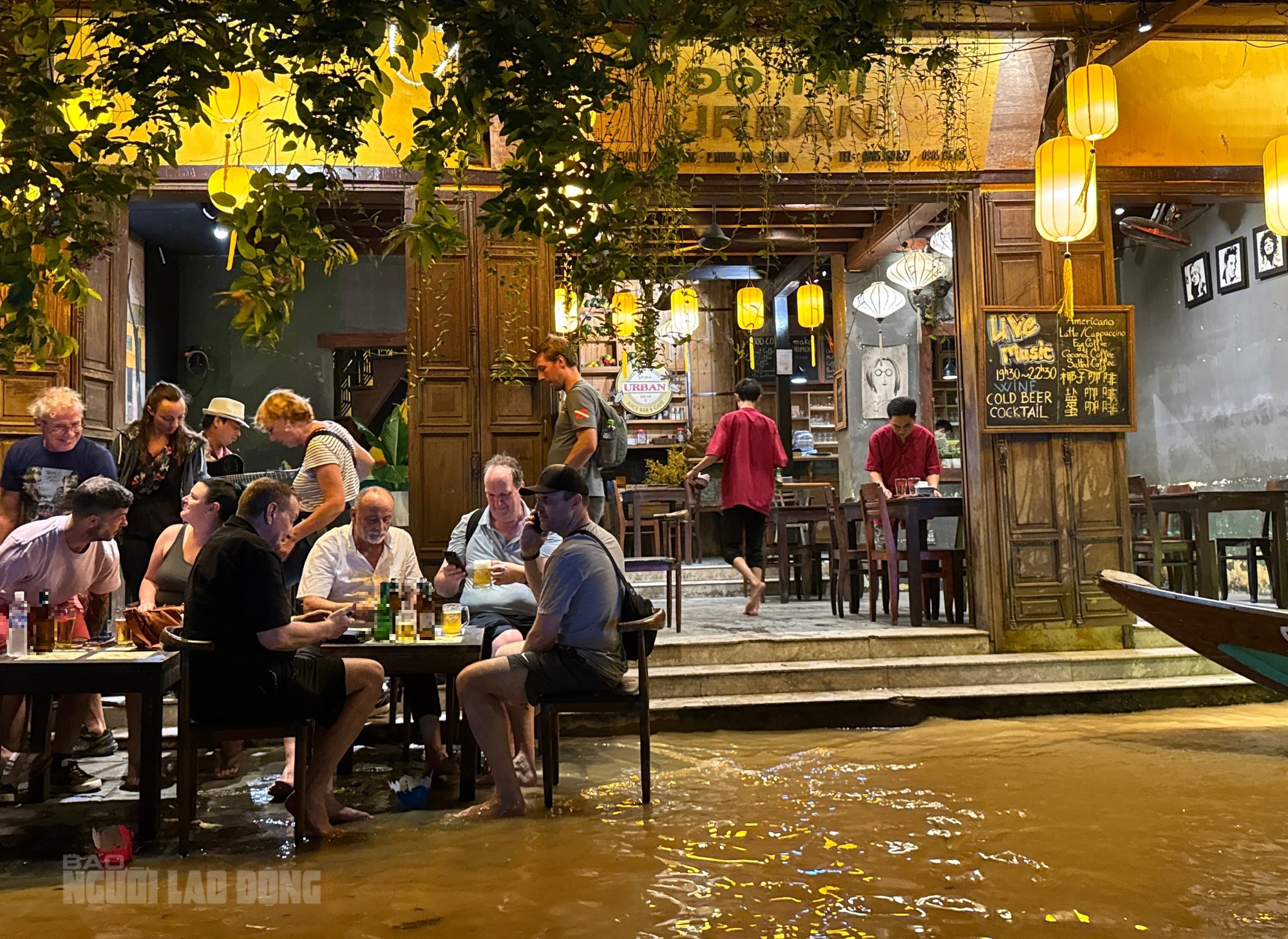 Khách Tây hào hứng trải nghiệm tour ngắm nước lụt ở phố cổ Hội An - Ảnh 11.