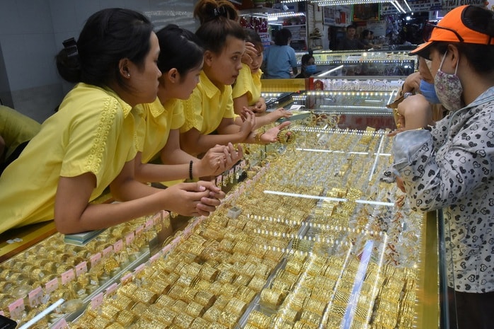 Giá vàng hôm nay 18-11: Rơi thẳng đứng chỉ trong vài giờ - Ảnh 1.