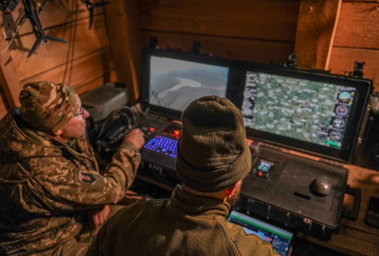 Binh lính Ukraine theo dõi màn hình khi máy bay không người lái tiến hành trinh sát. (Ảnh: Getty)