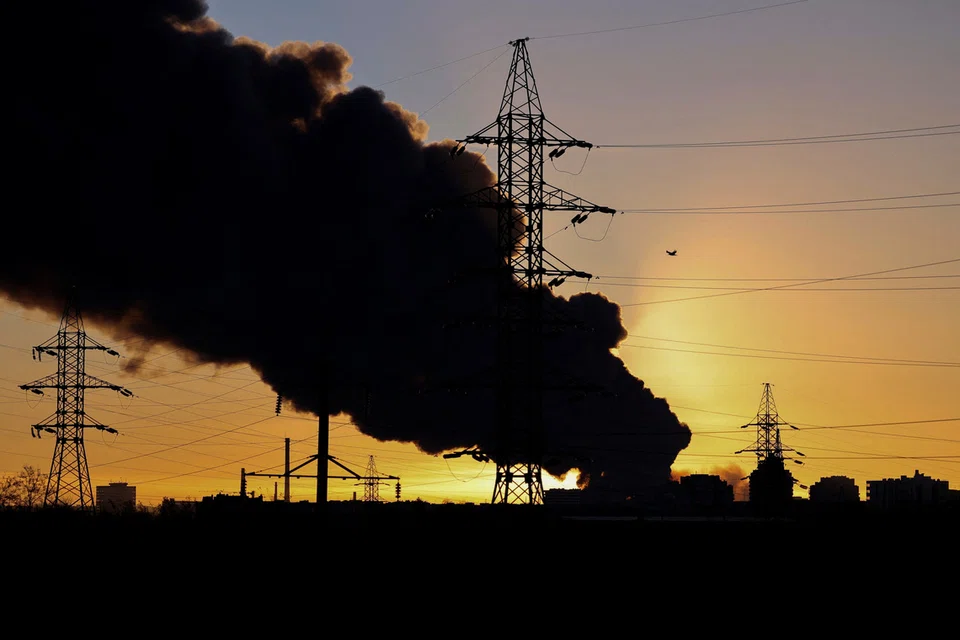 Cột khói bốc lên sau cuộc tập kích bằng tên lửa và máy bay không người lái của Nga. (Ảnh: Reuters)