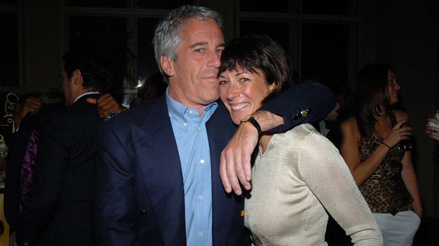 Jeffrey Epstein và Ghislaine Maxwell.