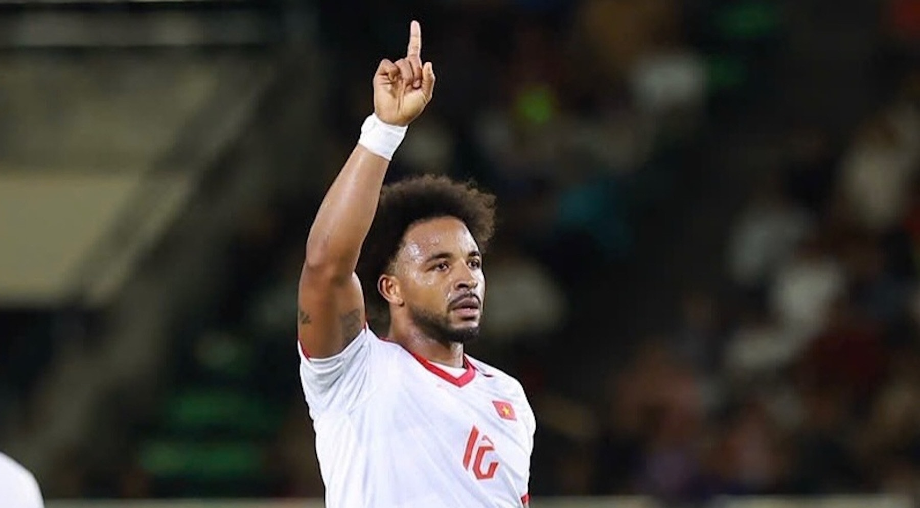 Nguyễn Xuân Son ghi bàn cho đội tuyển Việt Nam.