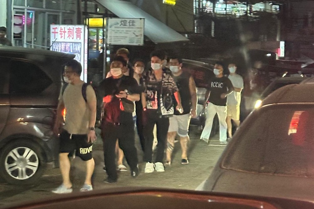 Nhiều lao động tại các cơ sở lừa đảo rời khỏi Shwe Kokko trong đêm, ngay sau khi BGF thông báo mở chiến dịch truy quét. (Ảnh: The Reporters)