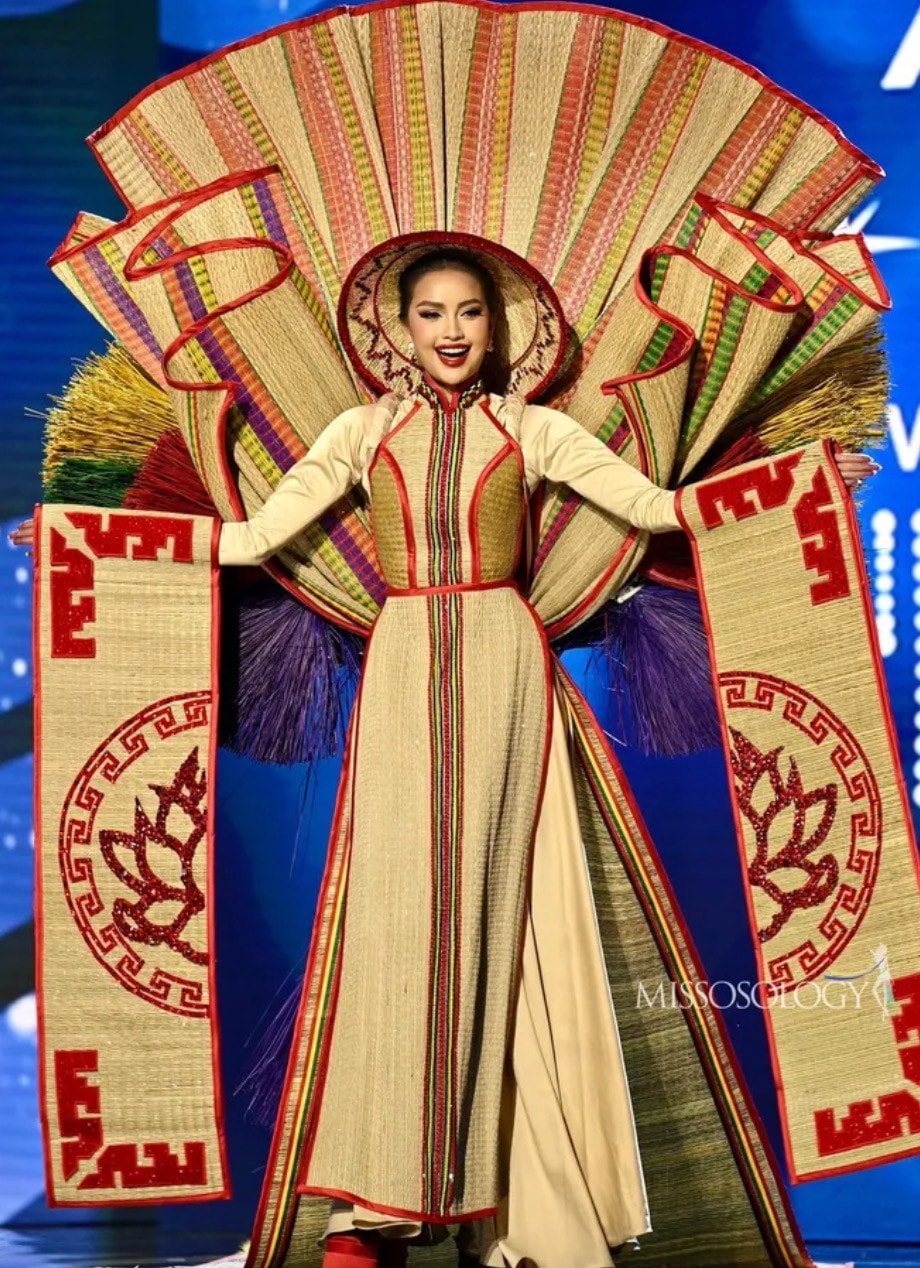 Trang phục “Chiếu Cà Mau” được hoa hậu Ngọc Châu mang theo dự thi tại Miss Universe 2022, lấy cảm hứng từ nét đẹp văn hóa và con người làng nghề dệt chiếu thủ công lâu đời. Thiết kế tạo được hiệu ứng đẹp mắt khi trình diễn trên sân khấu.
