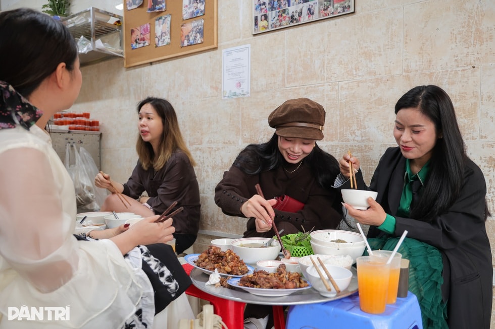 Quán ngan cháy tỏi ở Hà Nội ra đời từ lần bán ế, khách xếp hàng kín đường - 3