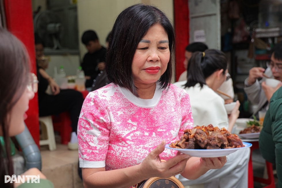 Quán ngan cháy tỏi ở Hà Nội ra đời từ lần bán ế, khách xếp hàng kín đường - 6