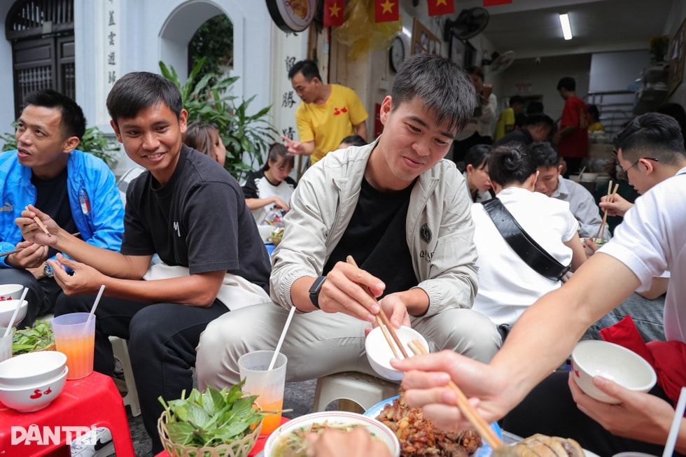 Quán ngan cháy tỏi ở Hà Nội ra đời từ lần bán ế, khách xếp hàng kín đường - 2