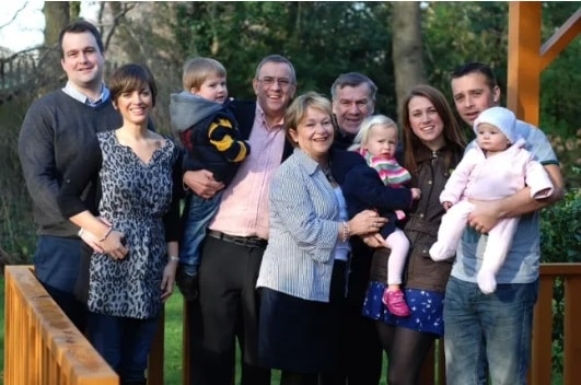 Các con và cháu của Rob và Diane cùng Ronnie, ở giữa. Ảnh: Metro