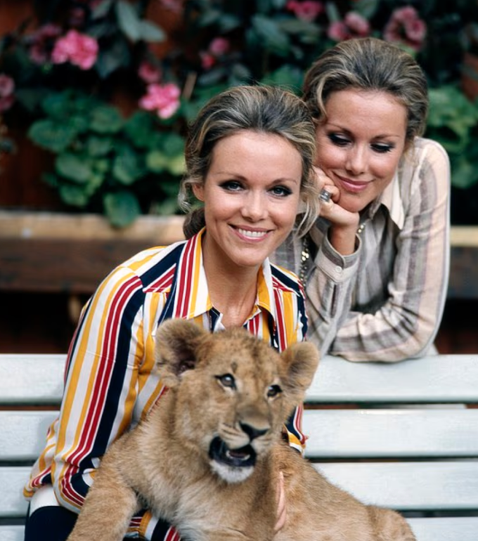 Cuộc đời cặp song sinh huyền thoại chọn ra đi cùng nhau ở tuổi 89 - 2