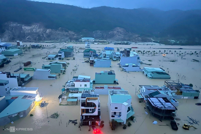 Nước dâng lên bờ sông, bủa vây các cửa ngõ của Quy Nhơn, nhiều tuyến đường bị ngập khiến tài xế xe tải không định hình được tuyến, sáng 19/11. Ảnh: Trần Hóa