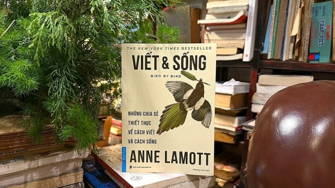 Bản Việt quyển Viết & Sống do dịch giả Phương Ánh thực hiện, nhà xuất bản Dân Trí kết hợp First News phát hành vào tháng 11. Ảnh: First News