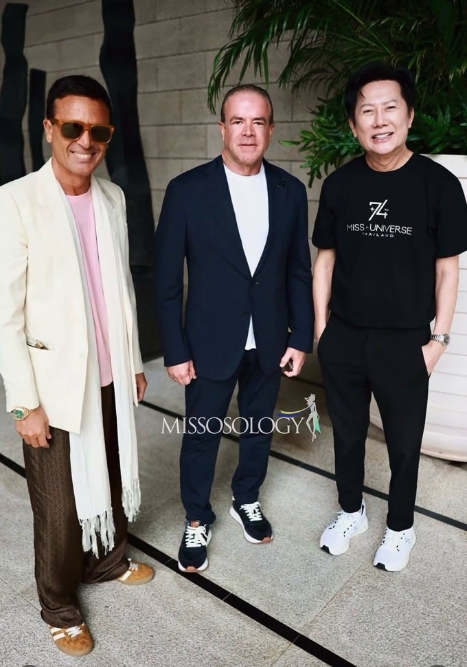 Nhà soạn nhạc Omar Harfouch, chủ tịch Raul Rocha và giám đốc sản xuất Nawat. Ảnh: Missosology