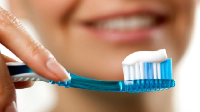 Việc uống nước trước hay sau khi đánh răng chưa được chứng minh khác biệt rõ ràng về hiệu quả. Ảnh: dental