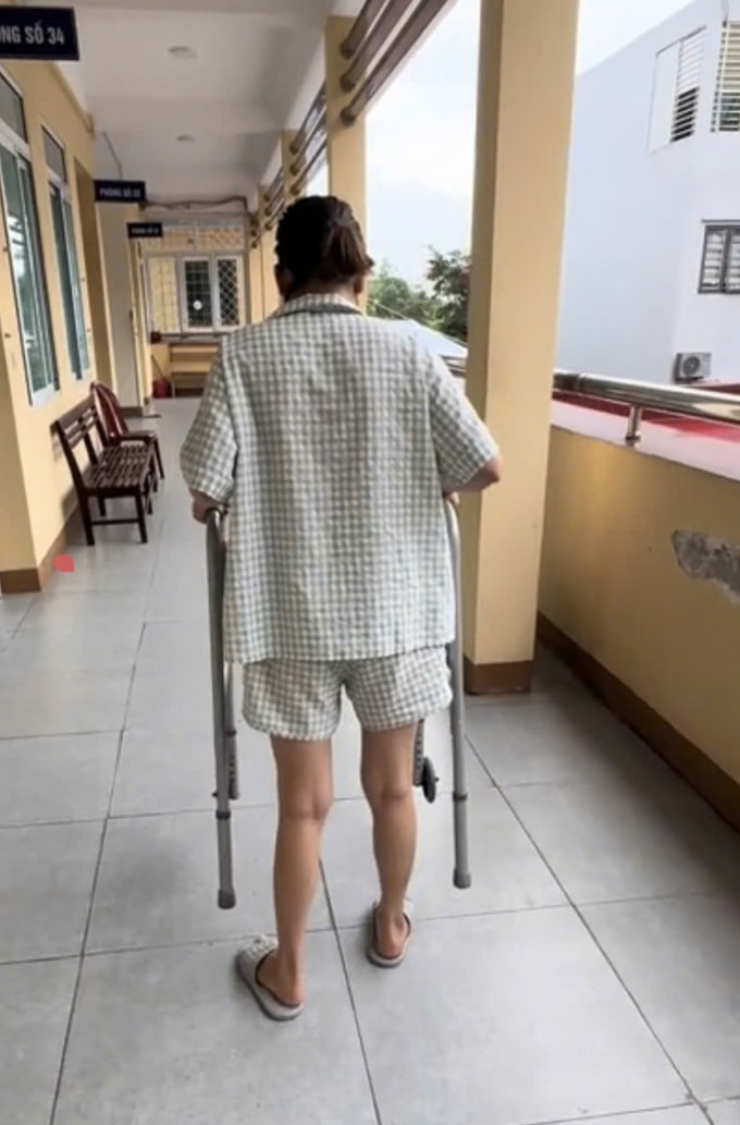 Khánh Linh tập phục hồi chức năng tại một bệnh viện ở Thái Nguyên. Ảnh: Nhân vật cung cấp