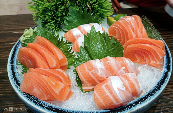 Cá béo như cá hồi chứa nhiều omega-3, có tác dụng hạ triglyceride, cải thiện chức năng gan. Ảnh: Thi Hà