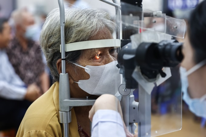 Người cao tuổi đến khám tại Bệnh viện mắt TP HCM. Ảnh: Quỳnh Trần