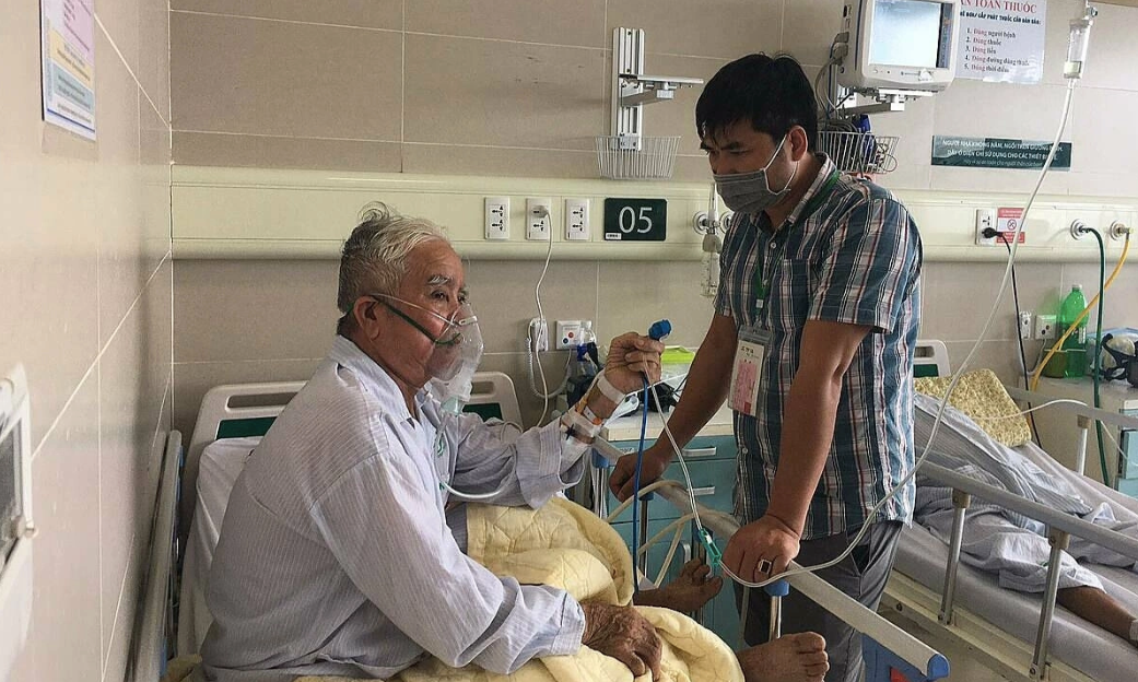 Một bệnh nhân COPD đang điều trị tại Bệnh viện Bạch Mai. Ảnh:Lê Nga