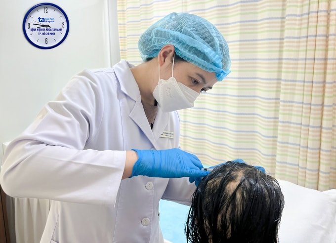 Bác sĩ tiêm triamcinolone kích thích mọc tóc cho chị Mỹ. Ảnh: Bệnh viện Đa khoa Tâm Anh