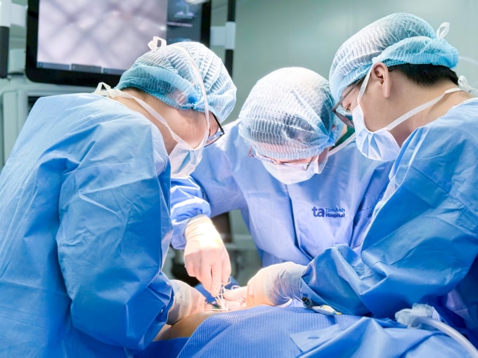 Các bác sĩ mổ khẩn, cắt đoạn ruột non bị vỡ cho Long. Ảnh: Bệnh viện Đa khoa Tâm Anh