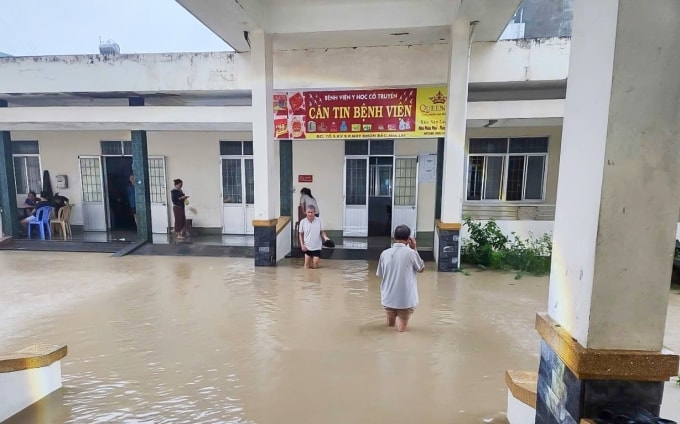 Bệnh nhân lội nước giữa Bệnh viện Y học cổ truyền và Phục hồi chức năng Quy Nhơn, sáng 19/11. Ảnh: Bệnh nhân cung cấp